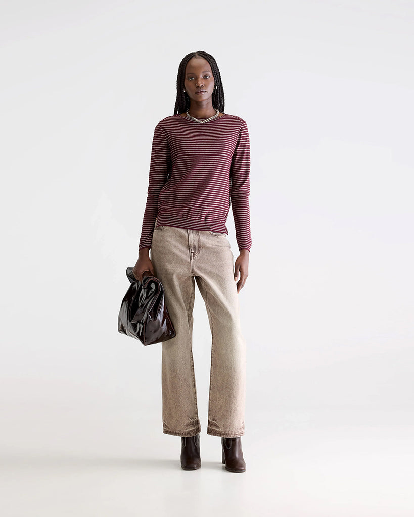 Cienki sweter w cienkie paski Gop Bellerose o luźnym fasonie i prostym kroju. Posiada dekolt w formie łódki i długie, wąskie rękawy. 