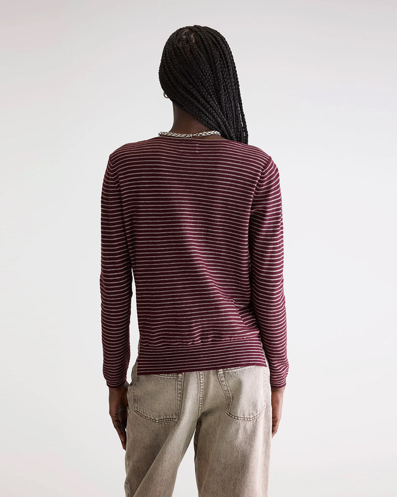 Cienki sweter w cienkie paski Gop Bellerose o luźnym fasonie i prostym kroju. Posiada dekolt w formie łódki i długie, wąskie rękawy. 