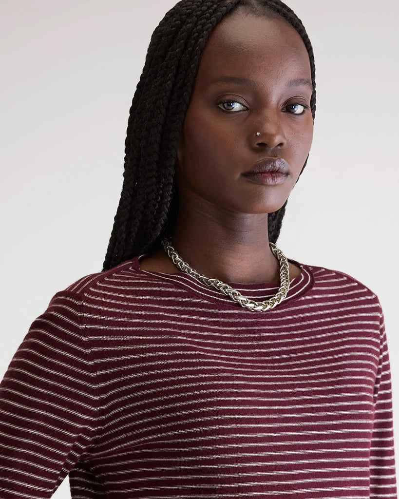 Cienki sweter w cienkie paski Gop Bellerose o luźnym fasonie i prostym kroju. Posiada dekolt w formie łódki i długie, wąskie rękawy. 