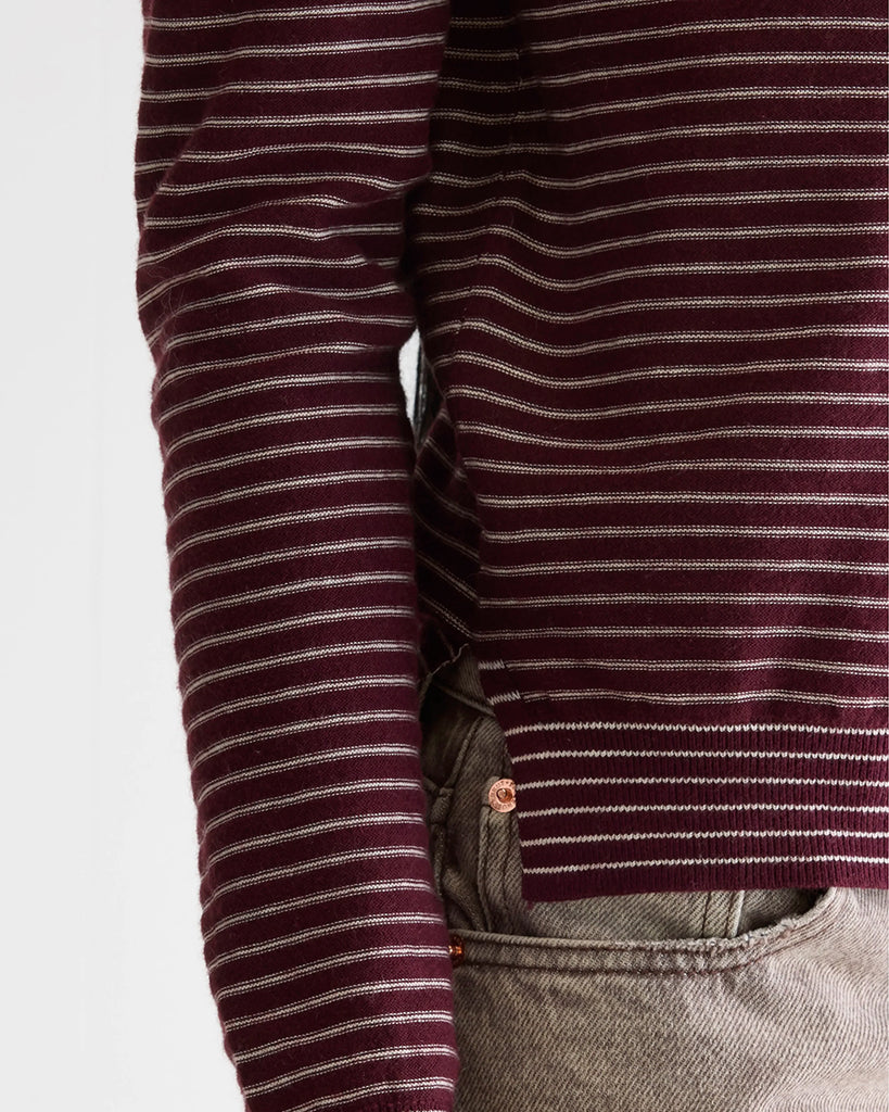 Cienki sweter w cienkie paski Gop Bellerose o luźnym fasonie i prostym kroju. Posiada dekolt w formie łódki i długie, wąskie rękawy. 