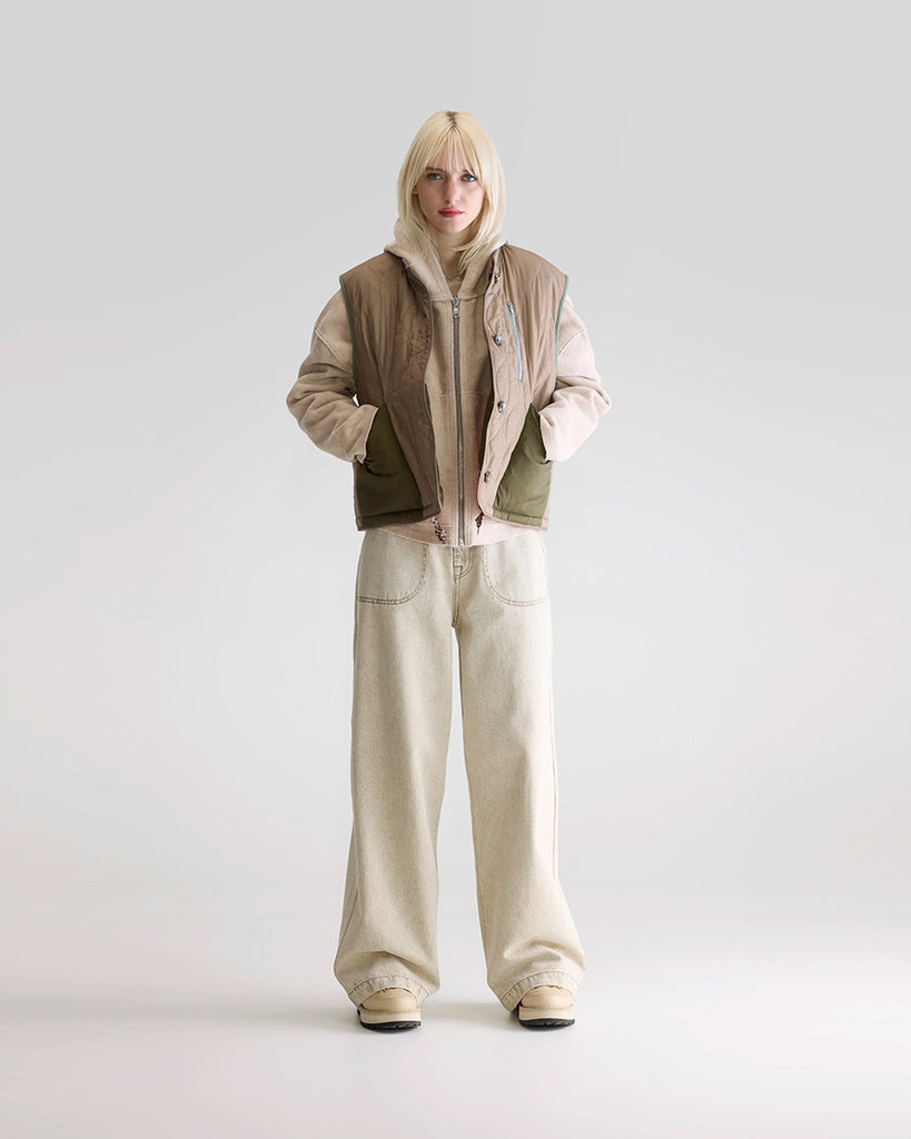 Ciepła, dwustronna kamizelka o pudełkowym fasonie Hamilton Bellerose. Z jednej strony wykonana z pikowanej, śliskiej tkaniny z drugiej ze sztucznego futra. Dekorowana kolorowymi detalami. Zapinana na guziki.