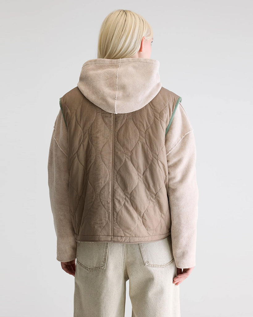 Ciepła, dwustronna kamizelka o pudełkowym fasonie Hamilton Bellerose. Z jednej strony wykonana z pikowanej, śliskiej tkaniny z drugiej ze sztucznego futra. Dekorowana kolorowymi detalami. Zapinana na guziki.