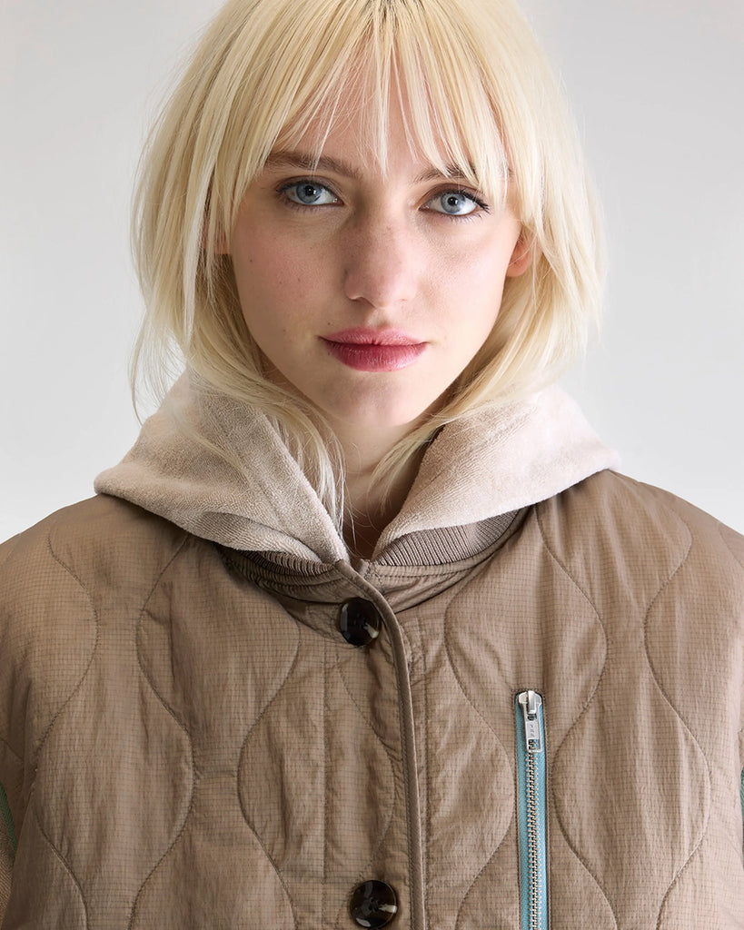 Ciepła, dwustronna kamizelka o pudełkowym fasonie Hamilton Bellerose. Z jednej strony wykonana z pikowanej, śliskiej tkaniny z drugiej ze sztucznego futra. Dekorowana kolorowymi detalami. Zapinana na guziki.