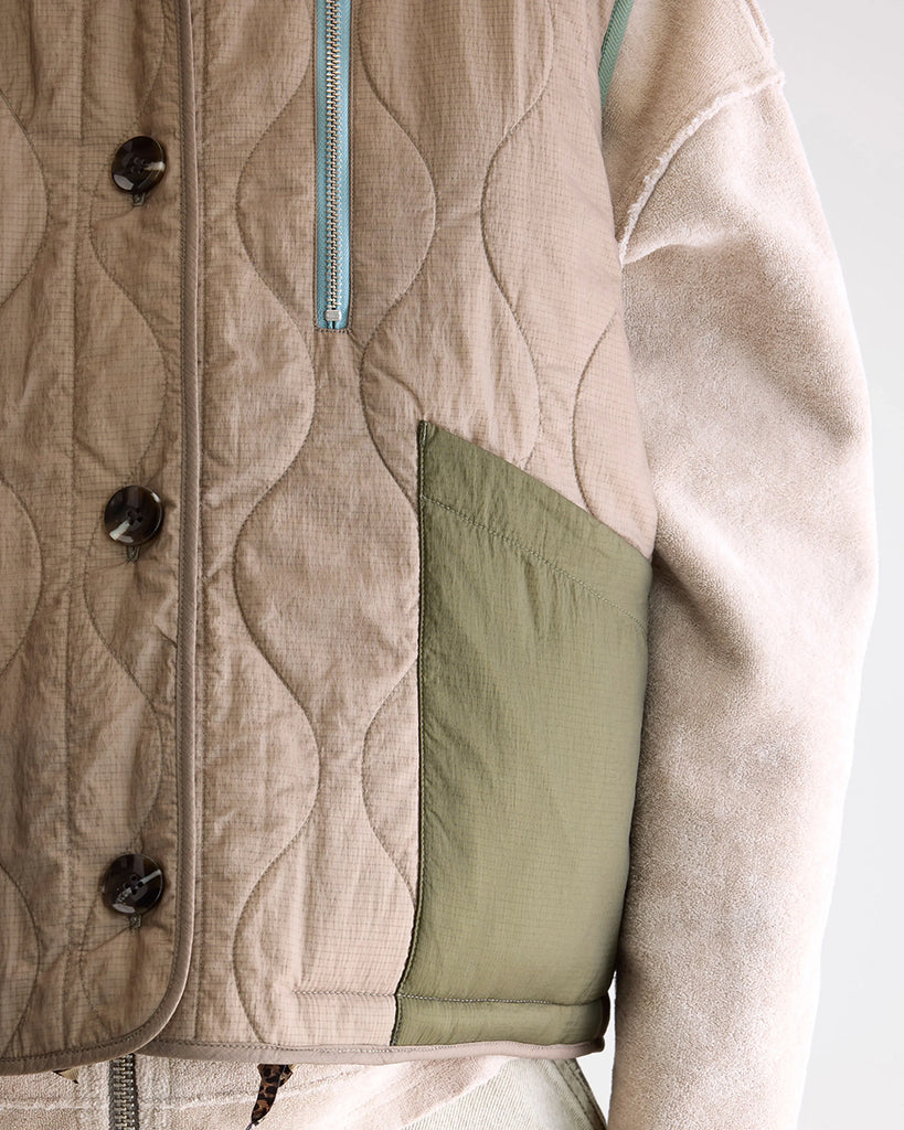 Ciepła, dwustronna kamizelka o pudełkowym fasonie Hamilton Bellerose. Z jednej strony wykonana z pikowanej, śliskiej tkaniny z drugiej ze sztucznego futra. Dekorowana kolorowymi detalami. Zapinana na guziki.