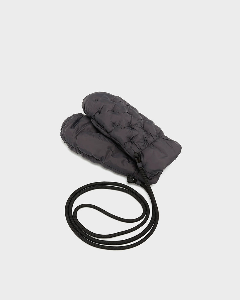 Puchowe, pikowane rękawiczki Hanimo Bellerose z jednym palcem. Posiadają długie, kolorowe sznurki, dzięki którym nigdy ich nie zgubisz.&nbsp;