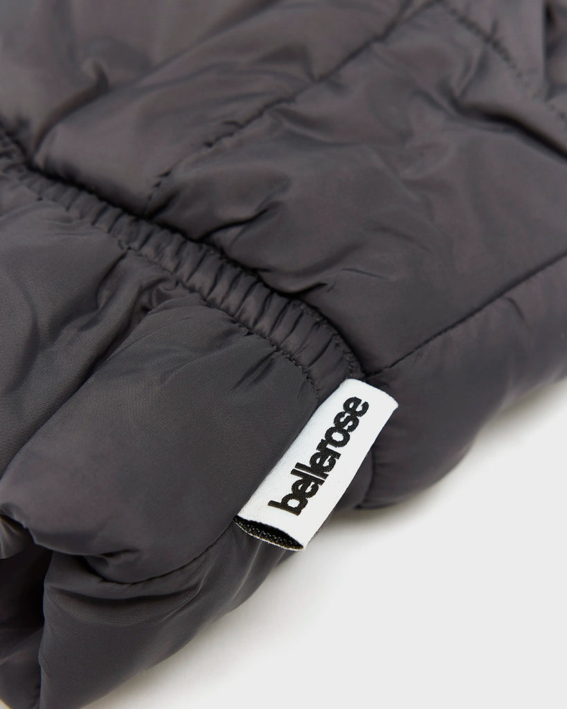 Puchowe, pikowane rękawiczki Hanimo Bellerose z jednym palcem. Posiadają długie, kolorowe sznurki, dzięki którym nigdy ich nie zgubisz.&nbsp;