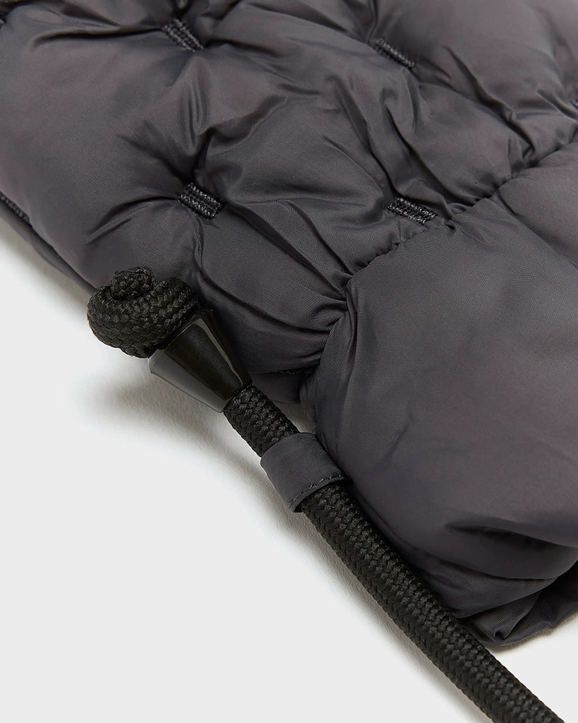 Puchowe, pikowane rękawiczki Hanimo Bellerose z jednym palcem. Posiadają długie, kolorowe sznurki, dzięki którym nigdy ich nie zgubisz.&nbsp;