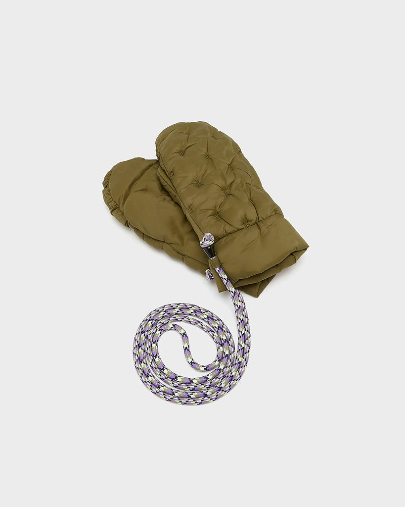 Puchowe, pikowane rękawiczki Hanimo Bellerose z jednym palcem. Posiadają długie, kolorowe sznurki, dzięki którym nigdy ich nie zgubisz.