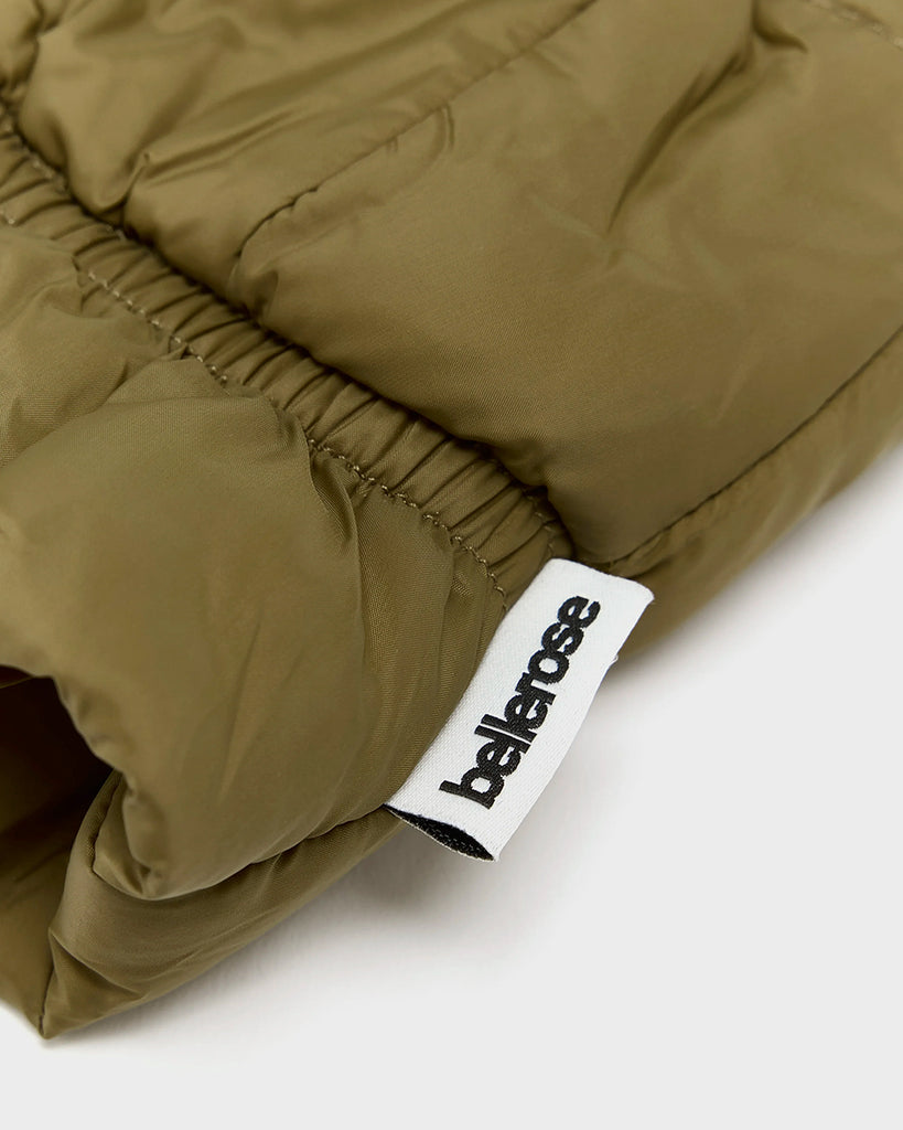 Puchowe, pikowane rękawiczki Hanimo Bellerose z jednym palcem. Posiadają długie, kolorowe sznurki, dzięki którym nigdy ich nie zgubisz.