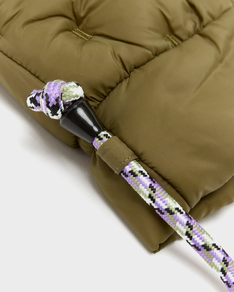 Puchowe, pikowane rękawiczki Hanimo Bellerose z jednym palcem. Posiadają długie, kolorowe sznurki, dzięki którym nigdy ich nie zgubisz.