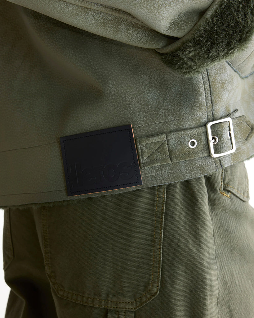 Dwustronna, zielona kurtka z ekologicznego kożucha o kroju ramoneski Hedwee Bellerose z dużym kołnierzem, opadającymi ramionami i wywijanymi rękawami. Z przodu posiada dwie, duże kieszenie. Zapinany na idący na skos zamek błyskawiczny. Z jednej strony wykonany z imitacji skóry, z drugiej ze sztucznego, miłego w dotyku "misia".