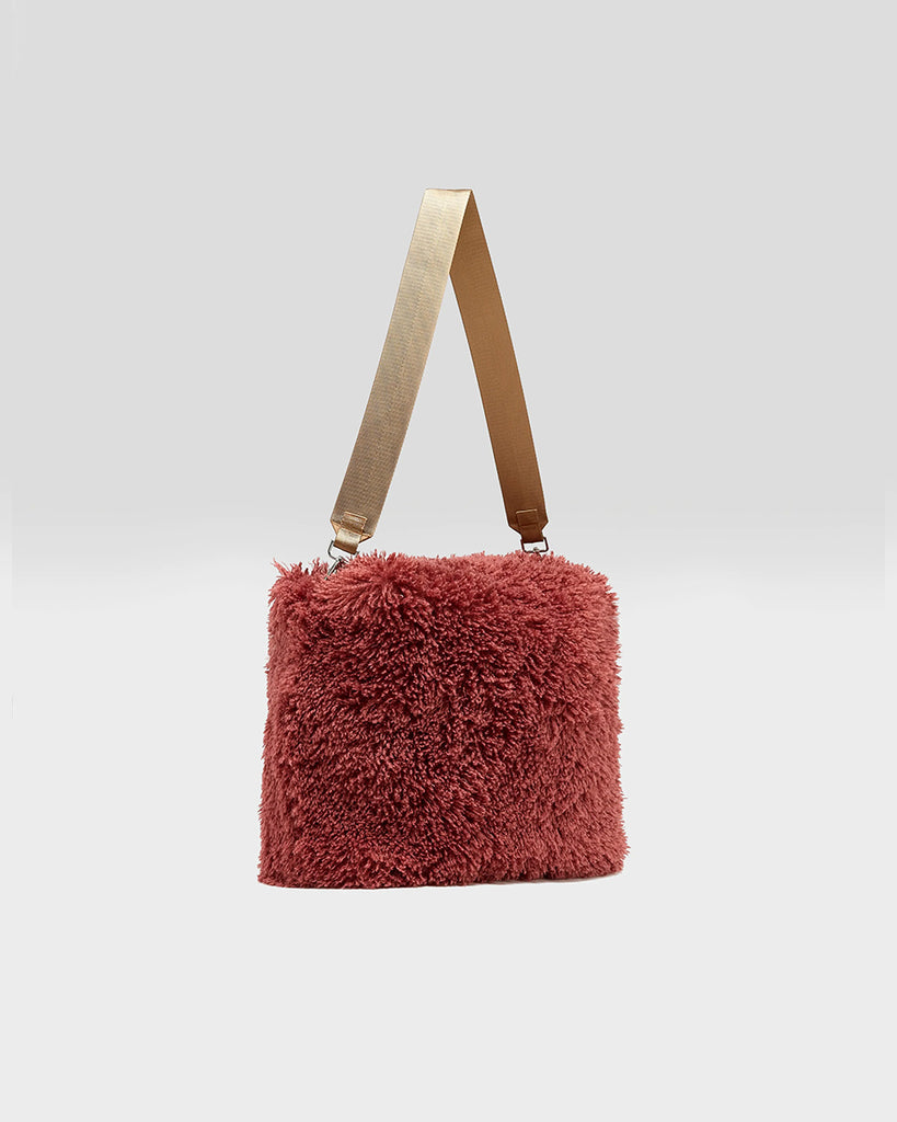 Duża, pikowana, dwustronna torba Hela Bellerose z dwoma paskami - szerokim, długim, odpinanym fioletowym oraz krótszą rączką ze sznurka. Posiada niewielką kieszonkę na najważniejsze drobiazgi zapinaną na zamek błyskawiczny.