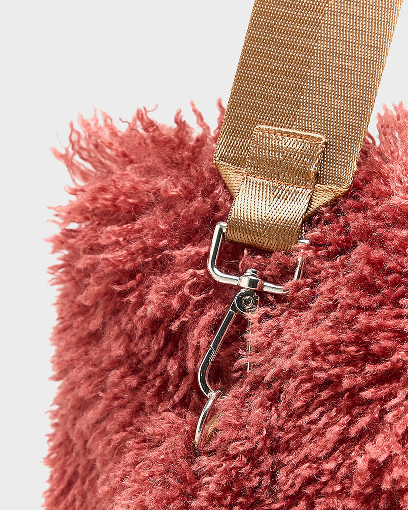 Duża, pikowana, dwustronna torba Hela Bellerose z dwoma paskami - szerokim, długim, odpinanym fioletowym oraz krótszą rączką ze sznurka. Posiada niewielką kieszonkę na najważniejsze drobiazgi zapinaną na zamek błyskawiczny.