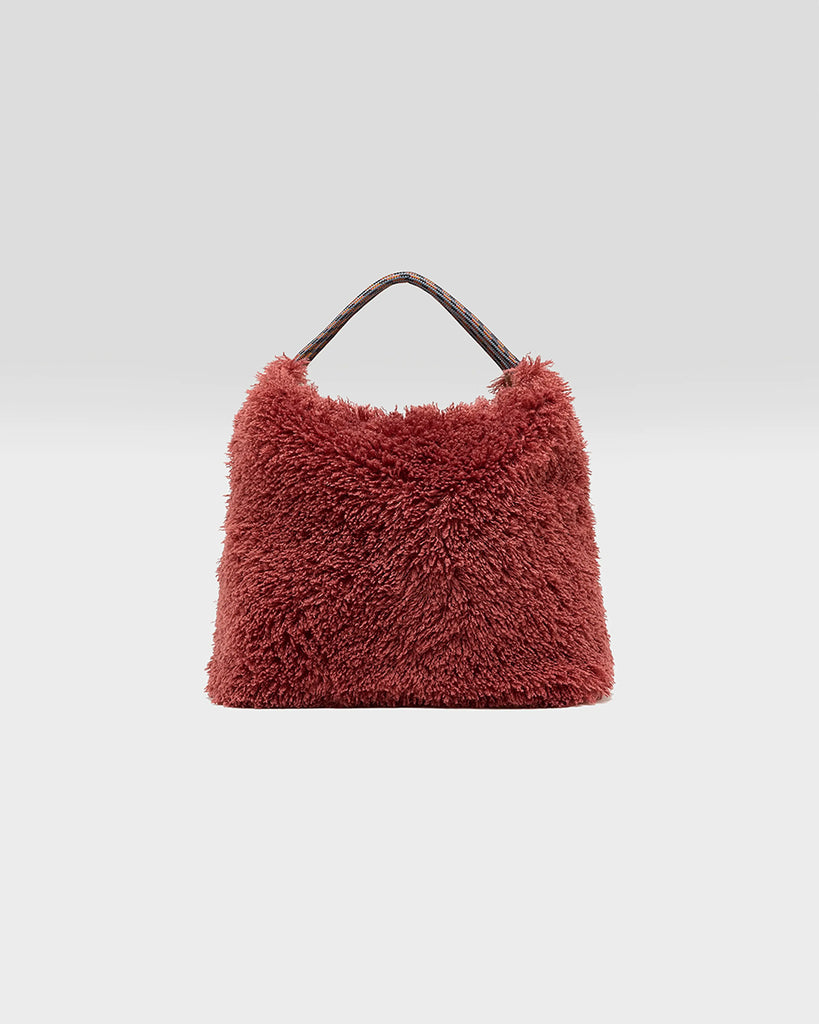 Duża, pikowana, dwustronna torba Hela Bellerose z dwoma paskami - szerokim, długim, odpinanym fioletowym oraz krótszą rączką ze sznurka. Posiada niewielką kieszonkę na najważniejsze drobiazgi zapinaną na zamek błyskawiczny.