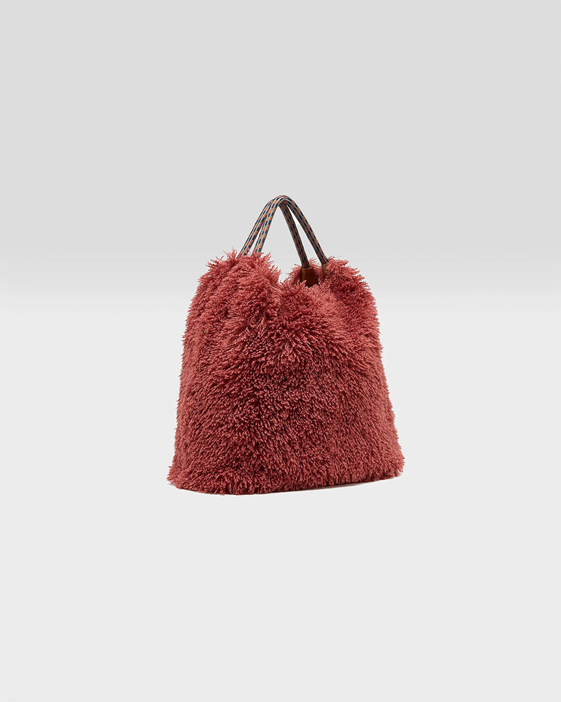 Duża, pikowana, dwustronna torba Hela Bellerose z dwoma paskami - szerokim, długim, odpinanym fioletowym oraz krótszą rączką ze sznurka. Posiada niewielką kieszonkę na najważniejsze drobiazgi zapinaną na zamek błyskawiczny.