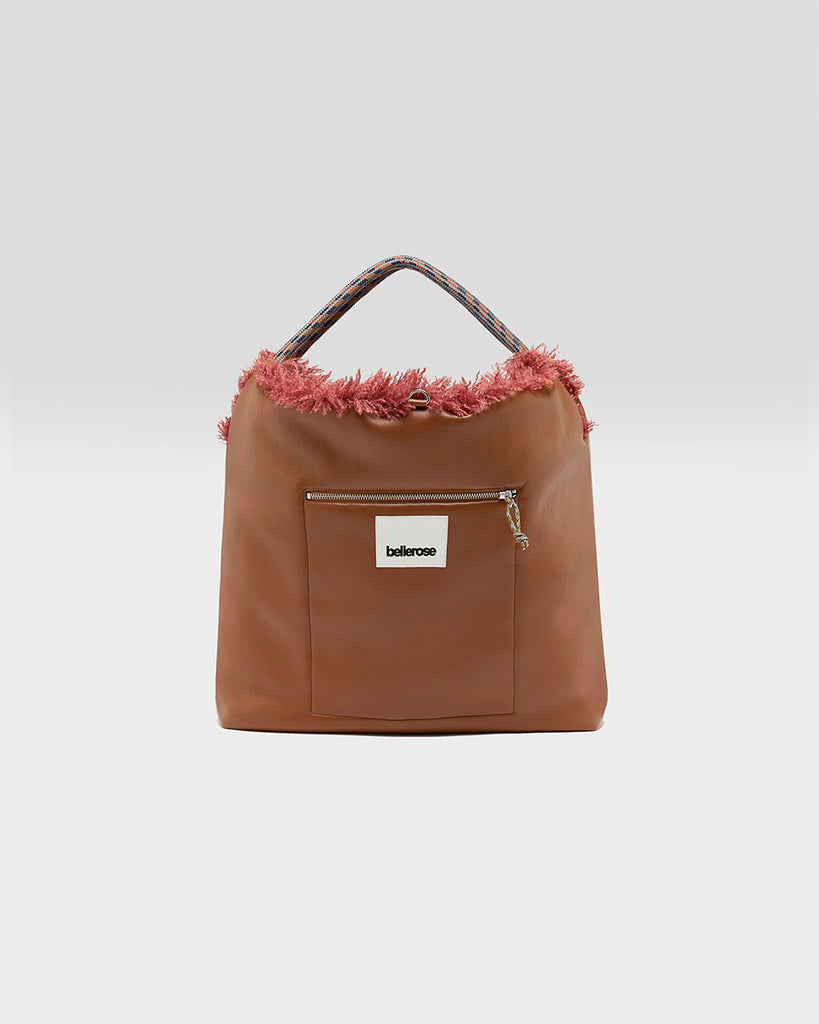 Duża, pikowana, dwustronna torba Hela Bellerose z dwoma paskami - szerokim, długim, odpinanym fioletowym oraz krótszą rączką ze sznurka. Posiada niewielką kieszonkę na najważniejsze drobiazgi zapinaną na zamek błyskawiczny.