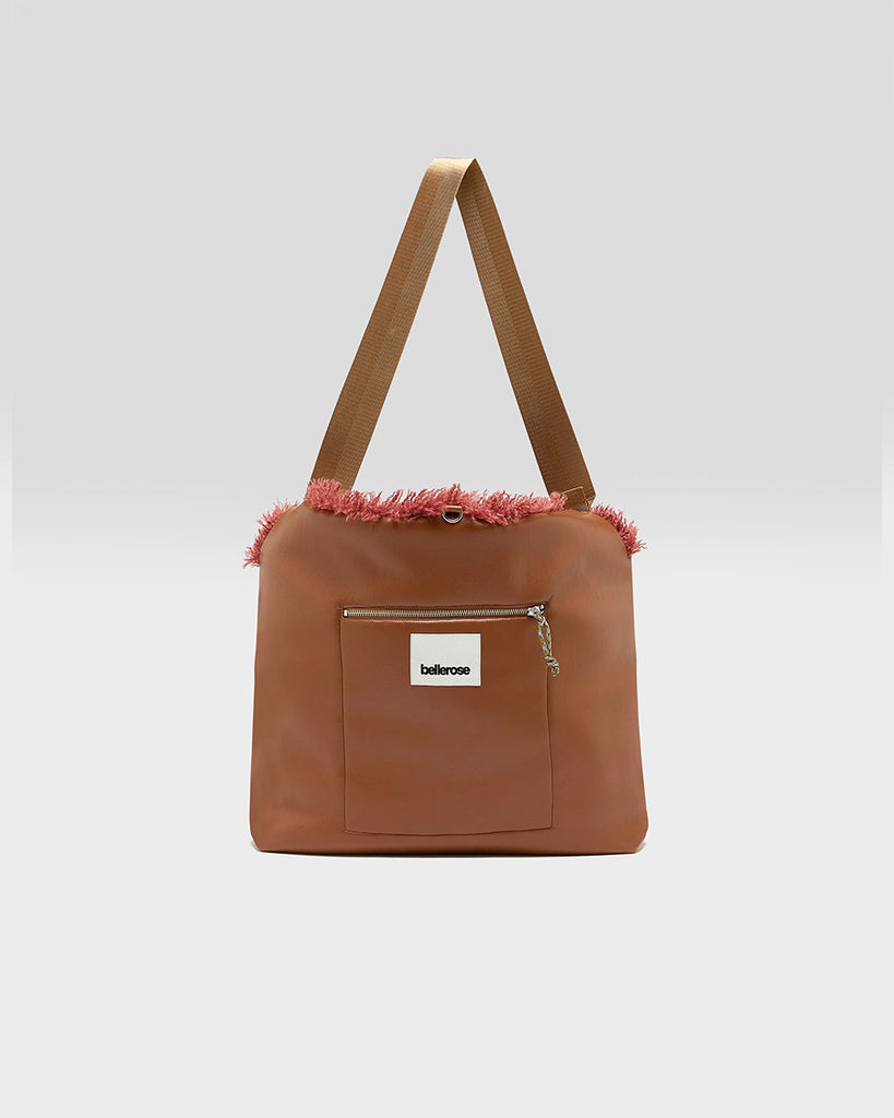 Duża, pikowana, dwustronna torba Hela Bellerose z dwoma paskami - szerokim, długim, odpinanym fioletowym oraz krótszą rączką ze sznurka. Posiada niewielką kieszonkę na najważniejsze drobiazgi zapinaną na zamek błyskawiczny.