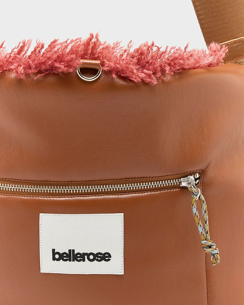 Duża, pikowana, dwustronna torba Hela Bellerose z dwoma paskami - szerokim, długim, odpinanym fioletowym oraz krótszą rączką ze sznurka. Posiada niewielką kieszonkę na najważniejsze drobiazgi zapinaną na zamek błyskawiczny.