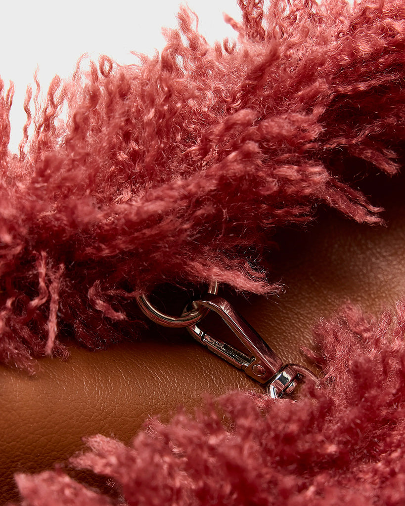 Duża, pikowana, dwustronna torba Hela Bellerose z dwoma paskami - szerokim, długim, odpinanym fioletowym oraz krótszą rączką ze sznurka. Posiada niewielką kieszonkę na najważniejsze drobiazgi zapinaną na zamek błyskawiczny.