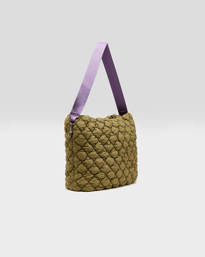 Duża, pikowana, dwustronna torba Hela Bellerose z dwoma paskami - szerokim, długim, odpinanym fioletowym oraz krótszą rączką ze sznurka. 