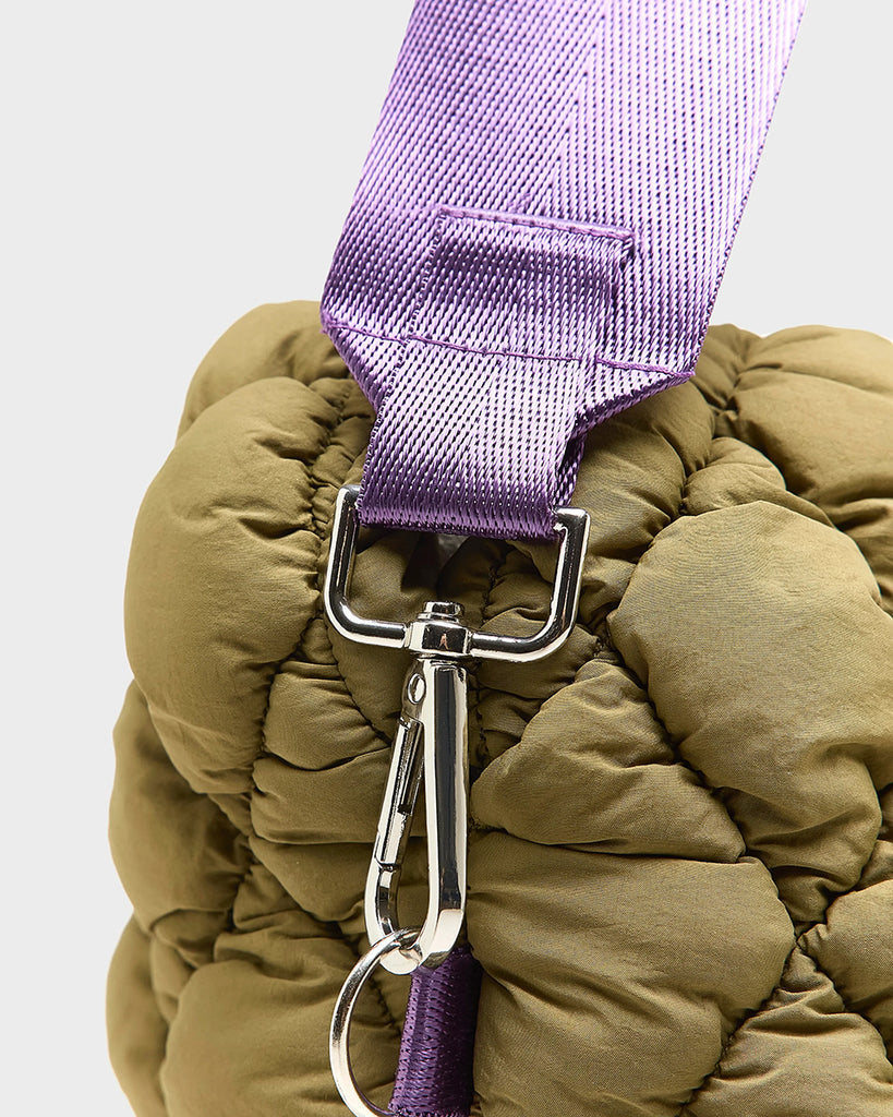 Duża, pikowana, dwustronna torba Hela Bellerose z dwoma paskami - szerokim, długim, odpinanym fioletowym oraz krótszą rączką ze sznurka. 