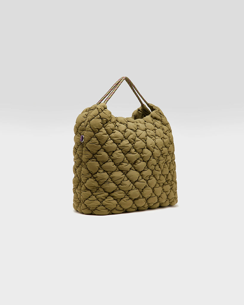 Duża, pikowana, dwustronna torba Hela Bellerose z dwoma paskami - szerokim, długim, odpinanym fioletowym oraz krótszą rączką ze sznurka. 