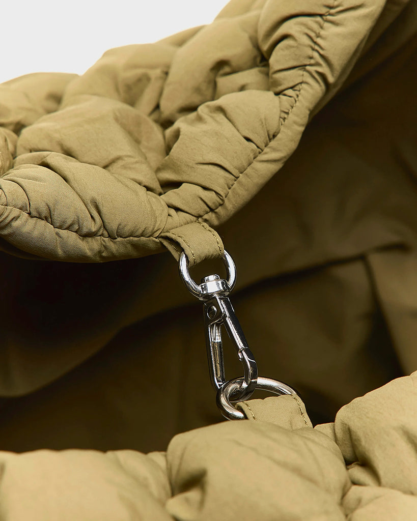 Duża, pikowana, dwustronna torba Hela Bellerose z dwoma paskami - szerokim, długim, odpinanym fioletowym oraz krótszą rączką ze sznurka. 