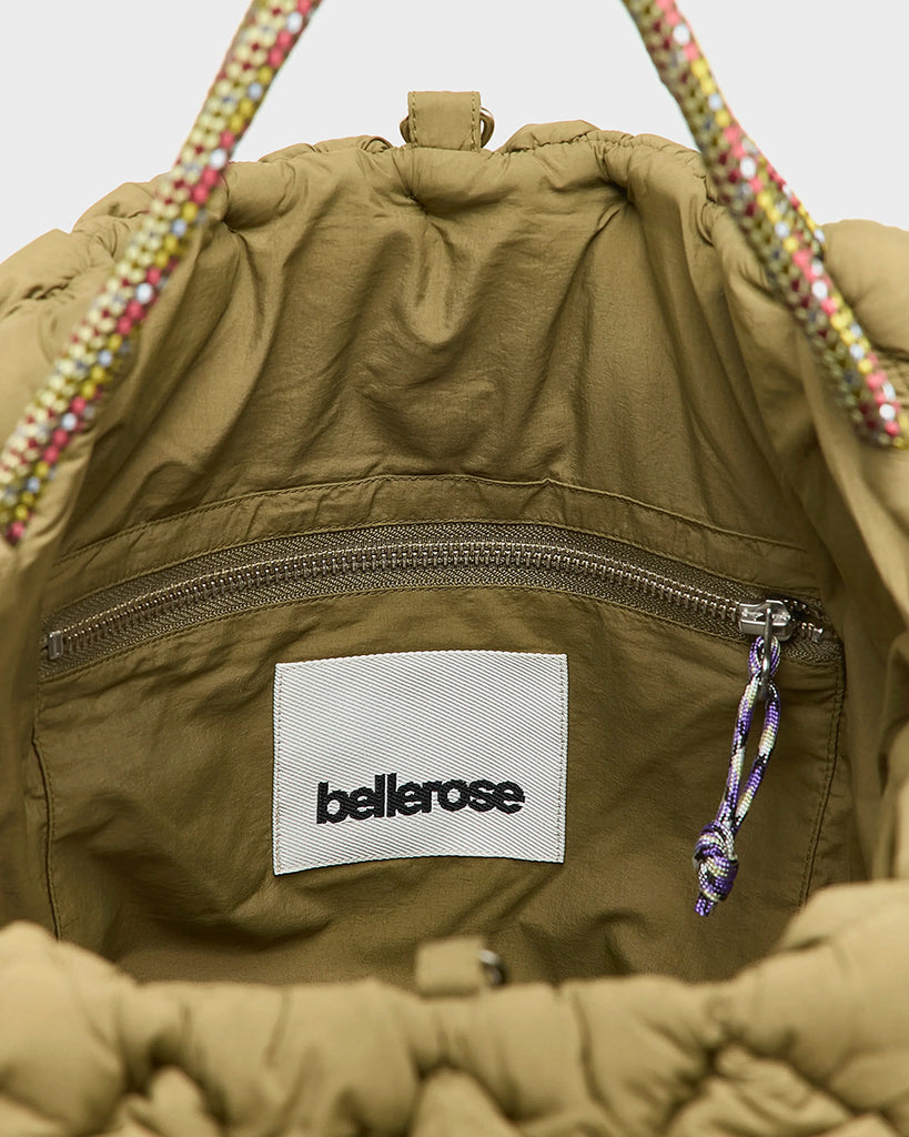 Duża, pikowana, dwustronna torba Hela Bellerose z dwoma paskami - szerokim, długim, odpinanym fioletowym oraz krótszą rączką ze sznurka. 