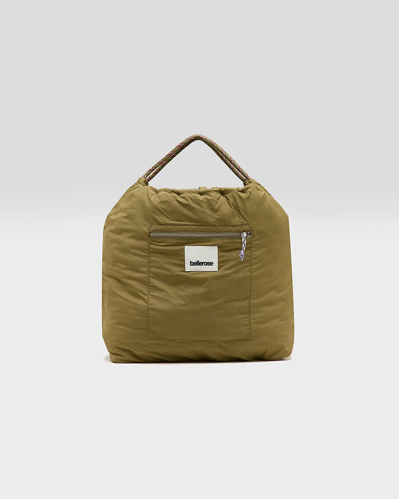 Duża, pikowana, dwustronna torba Hela Bellerose z dwoma paskami - szerokim, długim, odpinanym fioletowym oraz krótszą rączką ze sznurka. 