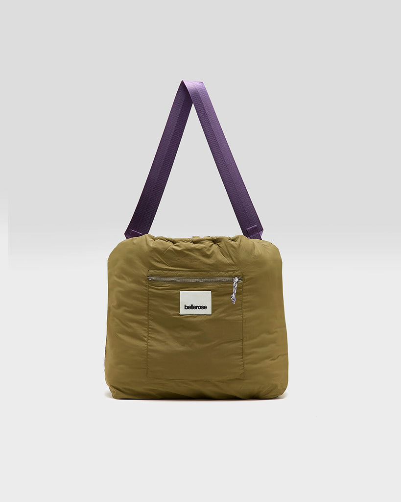 Duża, pikowana, dwustronna torba Hela Bellerose z dwoma paskami - szerokim, długim, odpinanym fioletowym oraz krótszą rączką ze sznurka. 