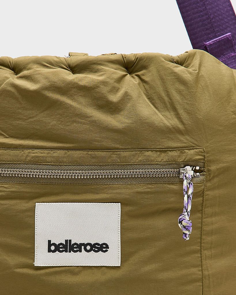 Duża, pikowana, dwustronna torba Hela Bellerose z dwoma paskami - szerokim, długim, odpinanym fioletowym oraz krótszą rączką ze sznurka. 