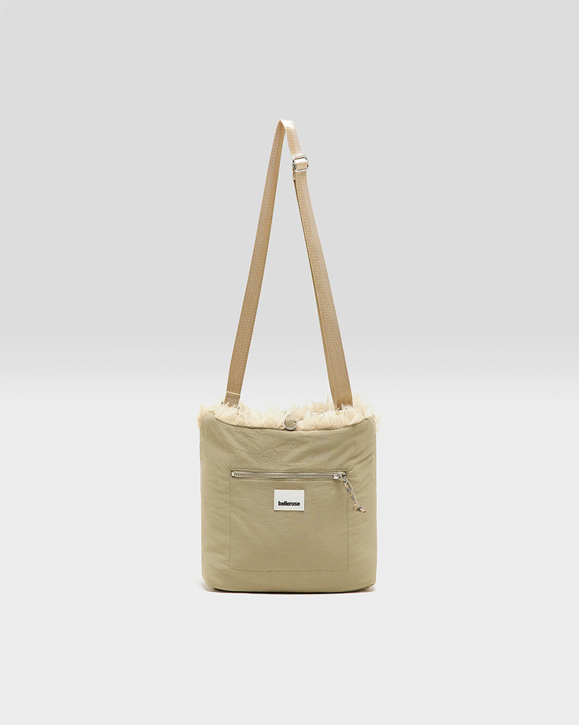 Średniej wielkości, dwustronna torba Hela Bellerose z dwoma paskami - szerokim, długim, odpinanym&nbsp; oraz krótszą rączką ze sznurka. Z jednej strony wykonana z puchatego, sztucznego futra, natomiast z drugiej z gładkiej, technicznej tkaniny. 