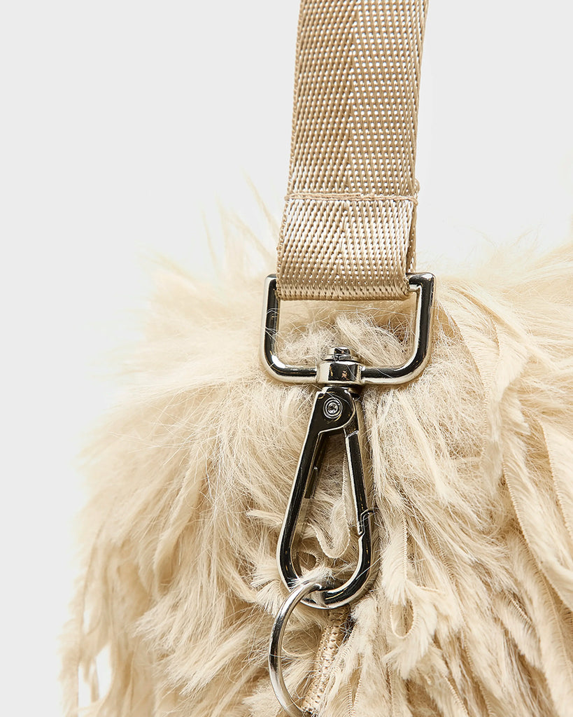 Średniej wielkości, dwustronna torba Hela Bellerose z dwoma paskami - szerokim, długim, odpinanym&nbsp; oraz krótszą rączką ze sznurka. Z jednej strony wykonana z puchatego, sztucznego futra, natomiast z drugiej z gładkiej, technicznej tkaniny. 