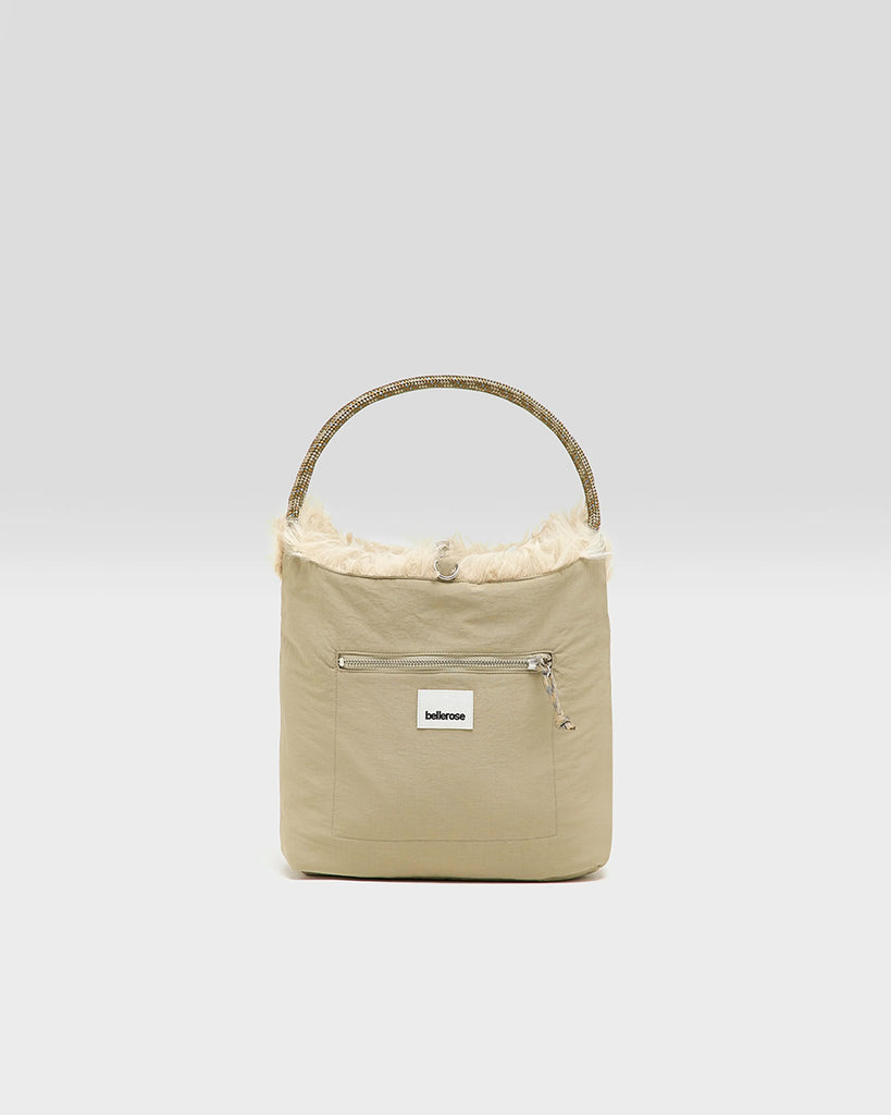 Średniej wielkości, dwustronna torba Hela Bellerose z dwoma paskami - szerokim, długim, odpinanym&nbsp; oraz krótszą rączką ze sznurka. Z jednej strony wykonana z puchatego, sztucznego futra, natomiast z drugiej z gładkiej, technicznej tkaniny. 