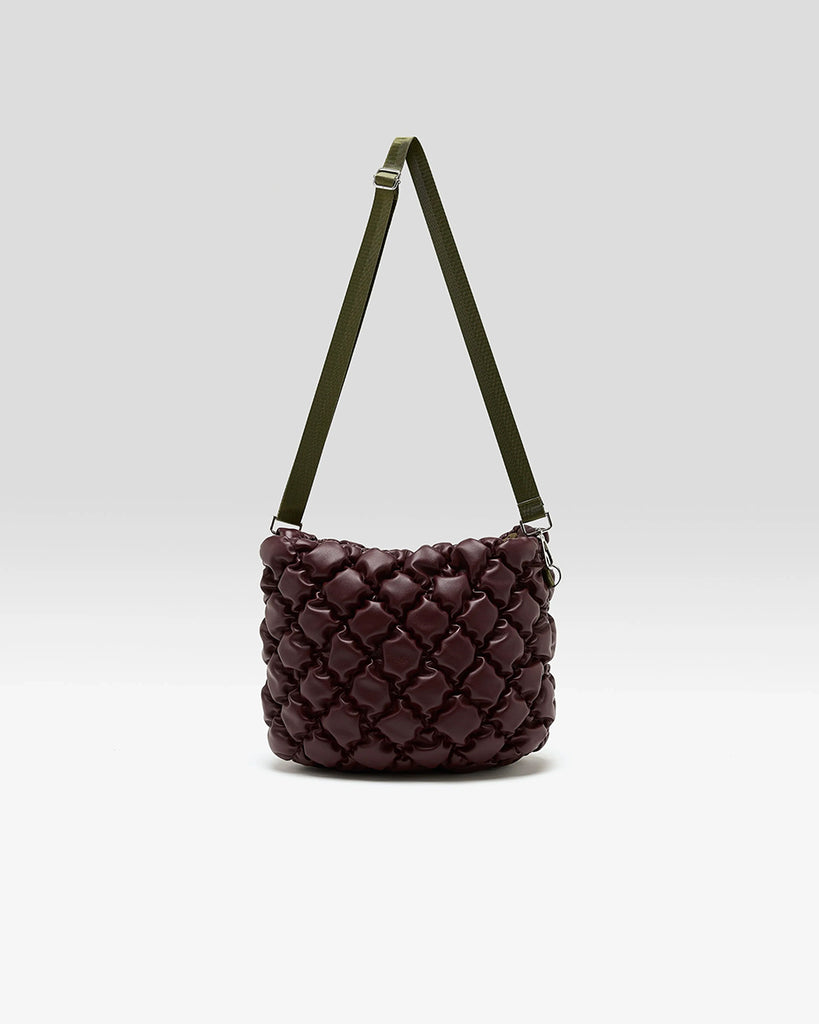 Duża, pikowana, dwustronna torba Hela Bellerose z dwoma paskami - szerokim, długim, odpinanym fioletowym oraz krótszą rączką ze sznurka. 