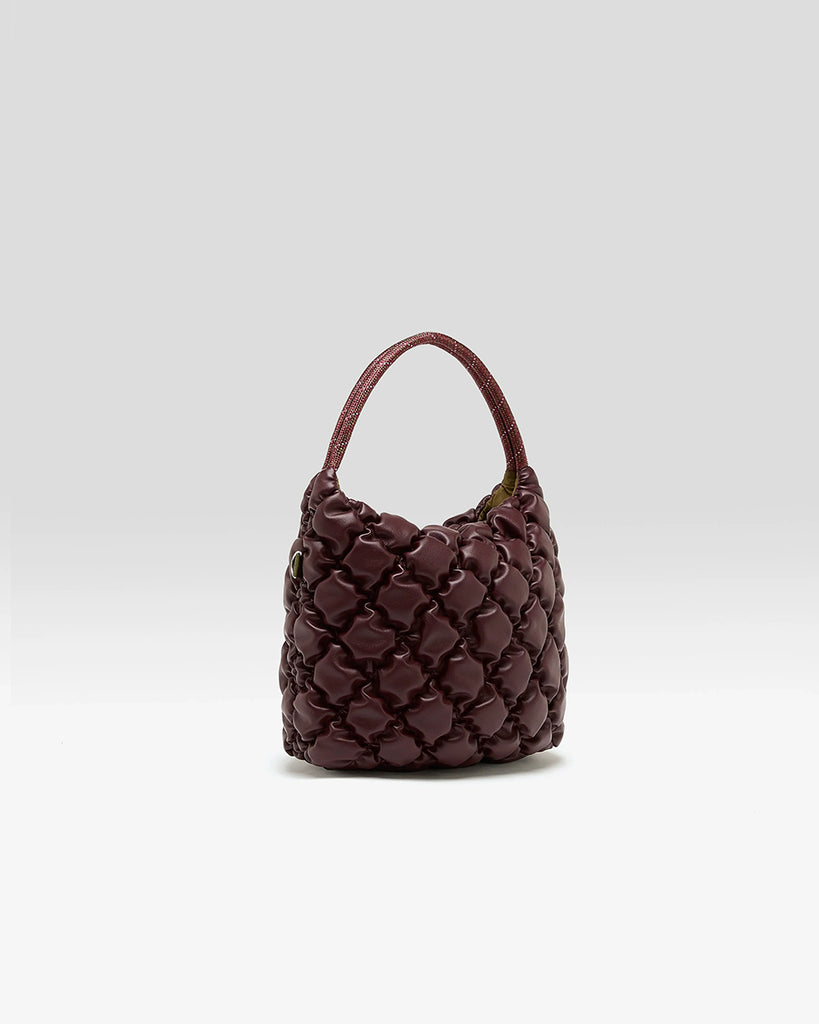 Duża, pikowana, dwustronna torba Hela Bellerose z dwoma paskami - szerokim, długim, odpinanym fioletowym oraz krótszą rączką ze sznurka. 