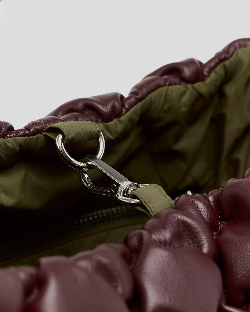 Duża, pikowana, dwustronna torba Hela Bellerose z dwoma paskami - szerokim, długim, odpinanym fioletowym oraz krótszą rączką ze sznurka. 