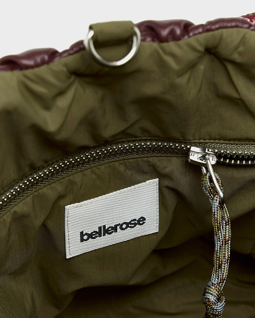 Duża, pikowana, dwustronna torba Hela Bellerose z dwoma paskami - szerokim, długim, odpinanym fioletowym oraz krótszą rączką ze sznurka. 