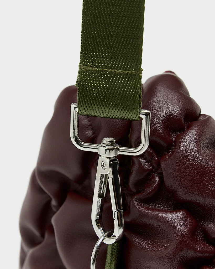 Duża, pikowana, dwustronna torba Hela Bellerose z dwoma paskami - szerokim, długim, odpinanym fioletowym oraz krótszą rączką ze sznurka. 