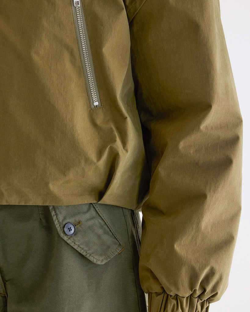 Krótka, ocieplana kurtka Herna Bellerose z kapturem i ciepłą podpinką ze sztucznego futra w kontrastowym kolorze. Kurtka ma opadające ramiona i szerokie rękawy zakończone elastycznym ściągaczem.