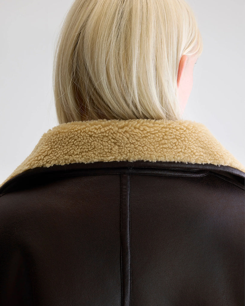 Dwustronna kurtka z ekologicznego kożucha Hestel Bellerose z kołnierzem, opadającymi ramionami i wywijanymi rękawami. Z przodu posiada dwie, duże kieszenie. Zapinany na zamek błyskawiczny.