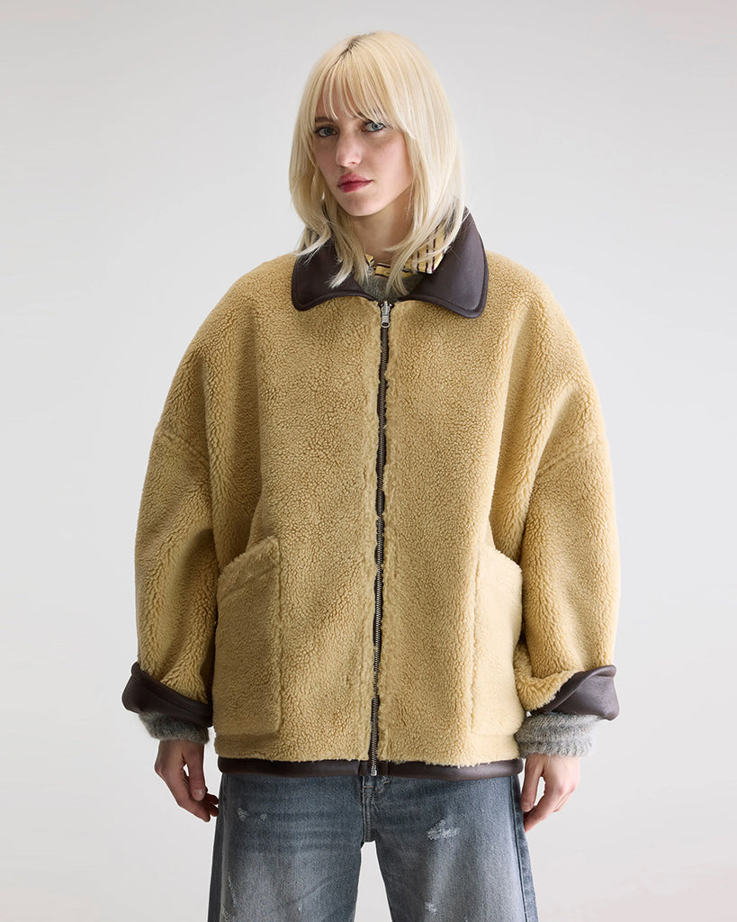 Dwustronna kurtka z ekologicznego kożucha Hestel Bellerose z kołnierzem, opadającymi ramionami i wywijanymi rękawami. Z przodu posiada dwie, duże kieszenie. Zapinany na zamek błyskawiczny.