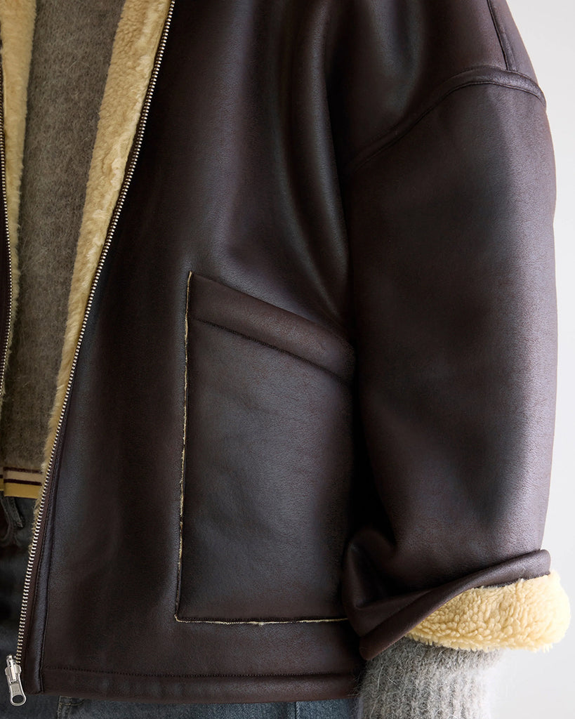 Dwustronna kurtka z ekologicznego kożucha Hestel Bellerose z kołnierzem, opadającymi ramionami i wywijanymi rękawami. Z przodu posiada dwie, duże kieszenie. Zapinany na zamek błyskawiczny.