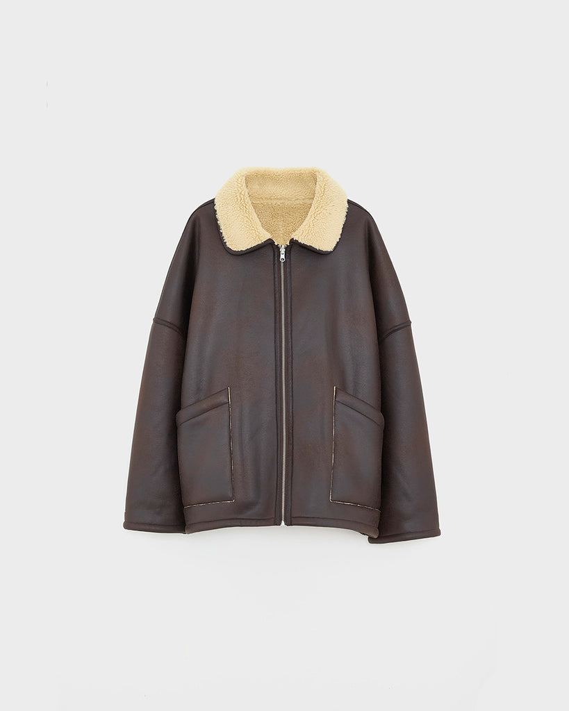 Dwustronna kurtka z ekologicznego kożucha Hestel Bellerose z kołnierzem, opadającymi ramionami i wywijanymi rękawami. Z przodu posiada dwie, duże kieszenie. Zapinany na zamek błyskawiczny.