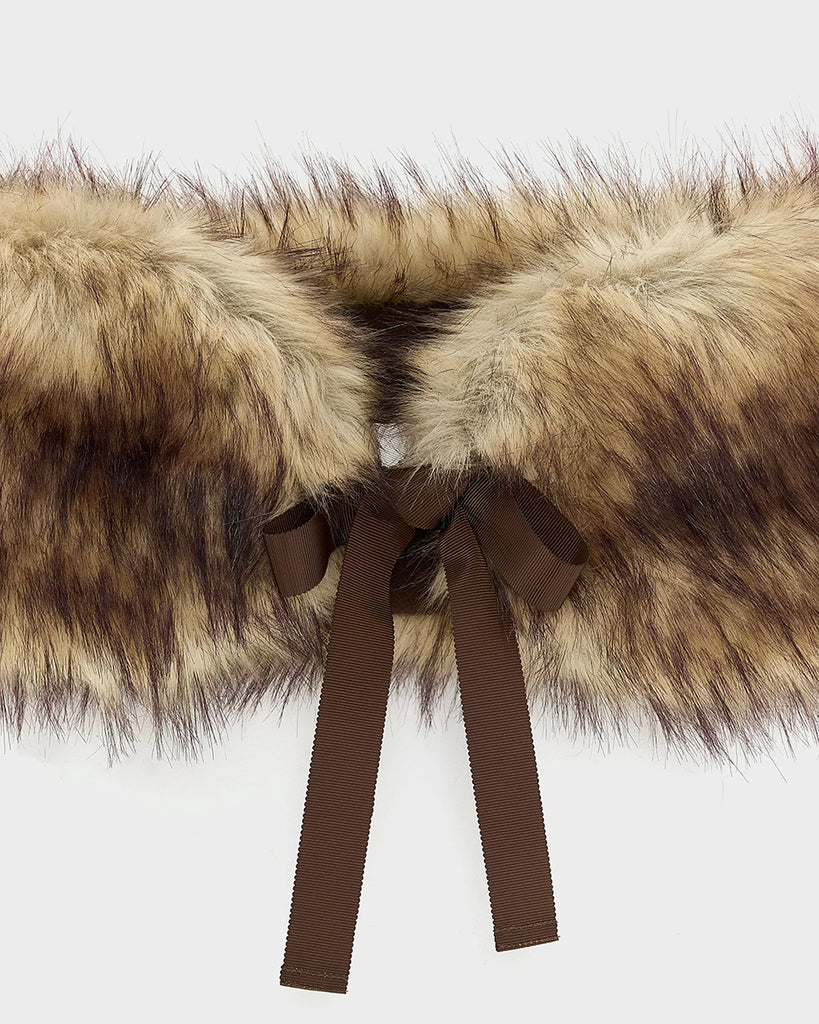 Ciepły kołnierz ze sztucznego futra Holo Bellerose . Wiązany z przodu za pomocą wstążki. Wewnątrz obszyty miłą, polarową tkaniną.