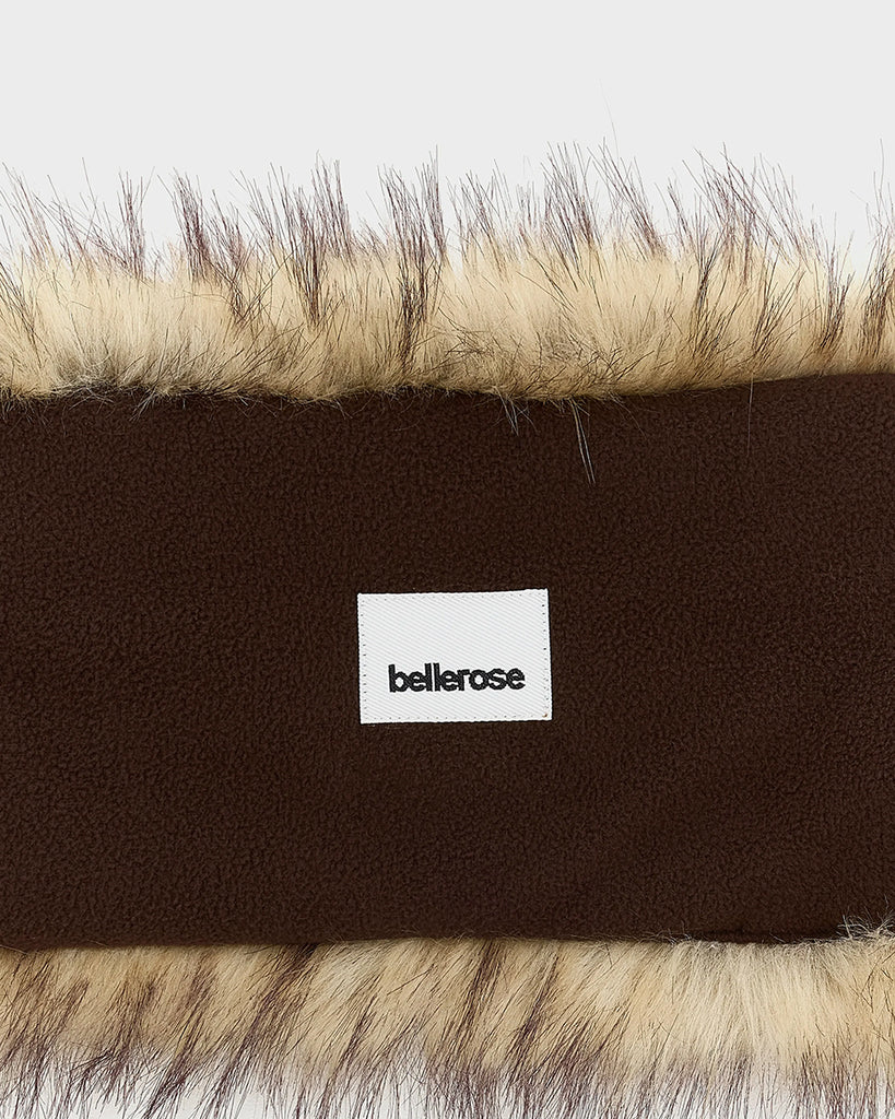 Ciepły kołnierz ze sztucznego futra Holo Bellerose . Wiązany z przodu za pomocą wstążki. Wewnątrz obszyty miłą, polarową tkaniną.