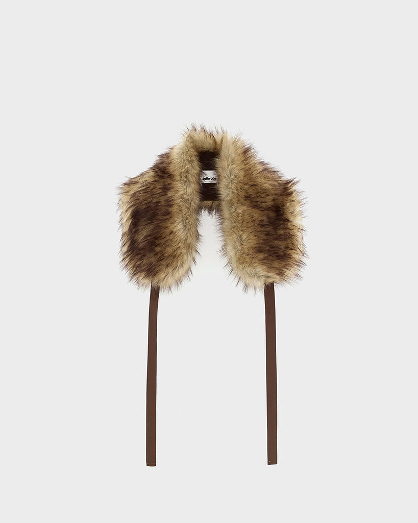 Ciepły kołnierz ze sztucznego futra Holo Bellerose . Wiązany z przodu za pomocą wstążki. Wewnątrz obszyty miłą, polarową tkaniną.