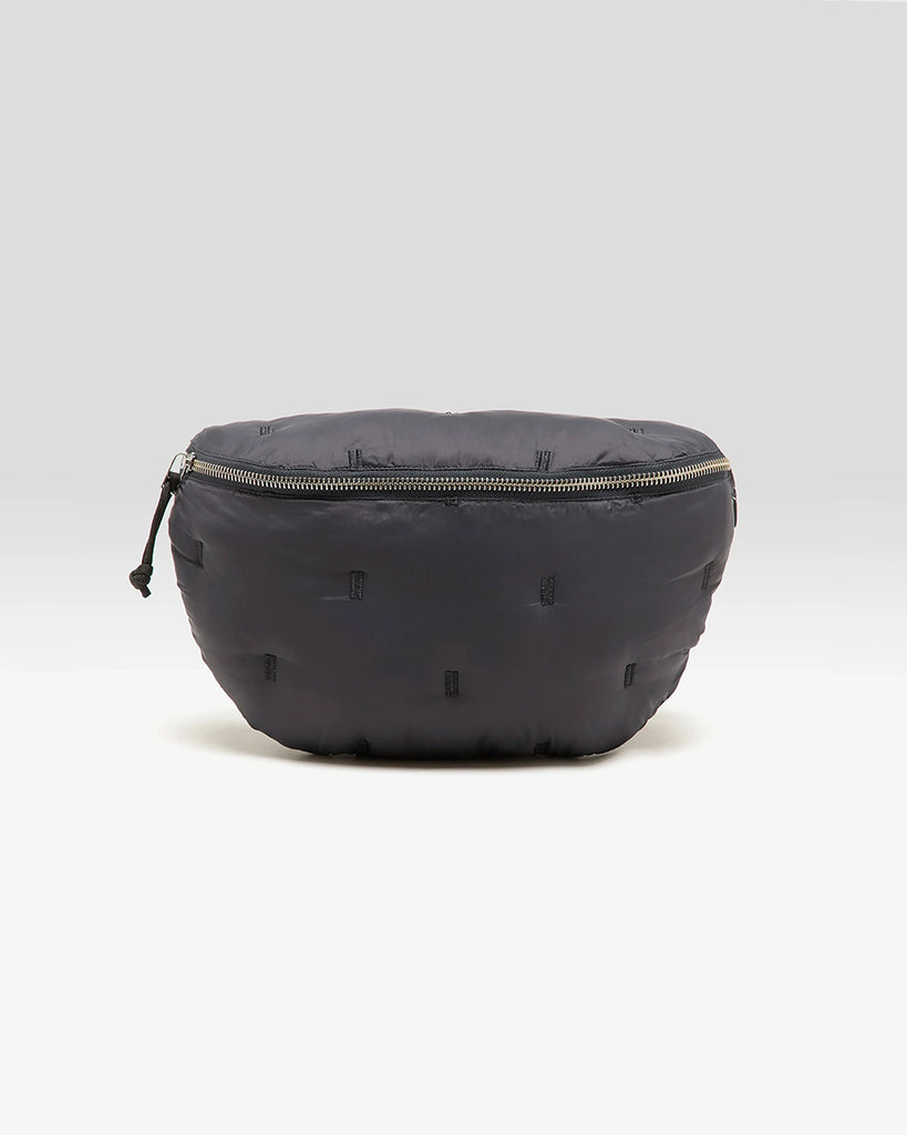 Pikowana, niewielka torebka-nerka Hosie Bellerose z miękkiej, "puchowej" tkaniny. Zapinana na zamek błyskawiczny. Wewnątrz obszyta kontrastową podszewką. Torebka ma szeroki, pleciony pasek o regulowanej długości do wygodnego przewieszenia przez ramię.