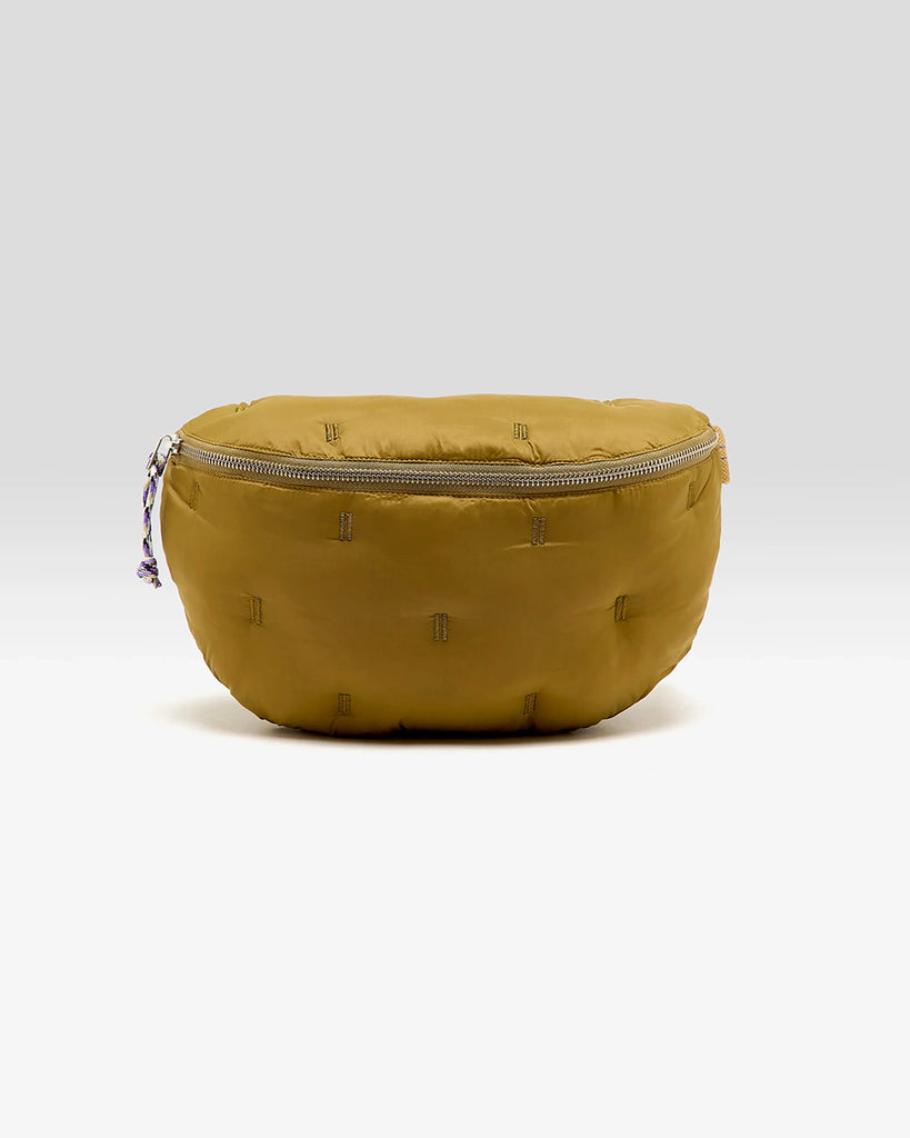 Pikowana, niewielka torebka-nerka Hosie Bellerose z miękkiej, "puchowej" tkaniny. Zapinana na zamek błyskawiczny. Wewnątrz obszyta kontrastową podszewką. Torebka ma szeroki, pleciony pasek o regulowanej długości do wygodnego przewieszenia przez ramię.