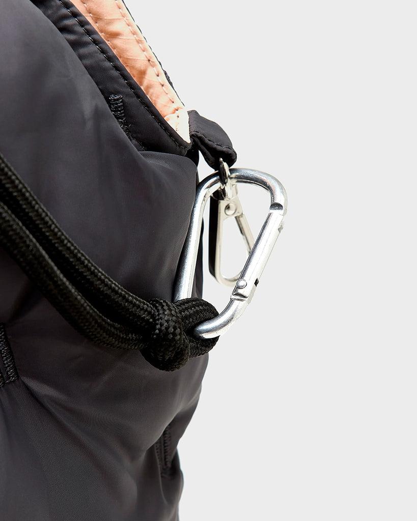 Duża, pikowana, sportowa torba Hozim Bellerose wykonana z miękkiej, tkaniny z "puchowym wypełnieniem". Wewnątrz posiada niewielką kieszonkę na najważniejsze drobiazgi i jest obszyta tkaniną w kontrastowym kolorze. Torba od góry zapinana jest za pomocą paska i karabińczyka i posiada zewnętrzną kieszeń zapinaną na zamek błyskawiczny, na której znajduje się niewielkie logo marki.